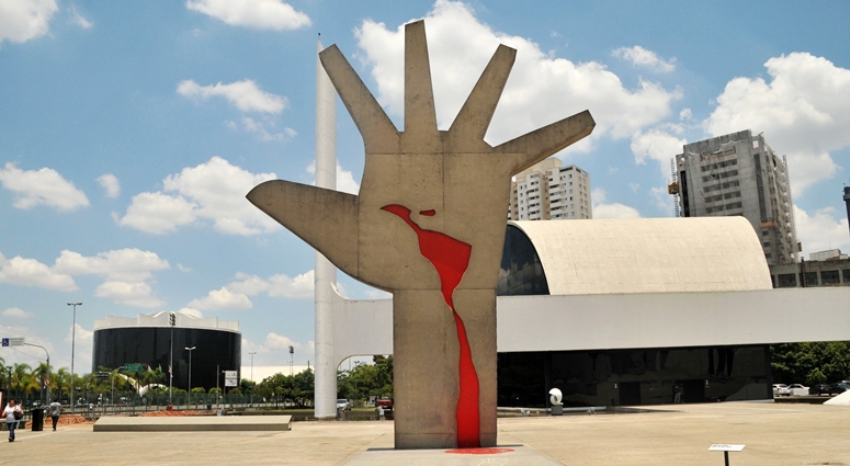 Memorial da América Latina em São Paulo (SP), que foi projetada pelo arquiteto Oscar Niemeyer de 104 anos, que morreu no Hospital Samaritano, em Botafogo, na zona sul do Rio de Janeiro (RJ), nesta quarta-feira (05). Niemeyer encontrava-se internado em estado grave e respirando com a ajuda de aparelhos, por causa de uma infecção respiratória. Foto produzida em 05/04/2009.